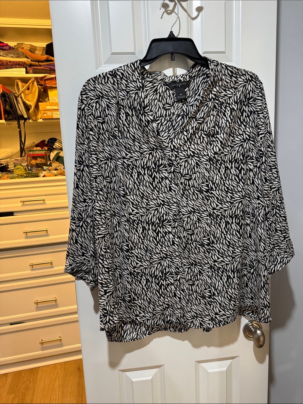 Investments Black & White Leaf-Print V-Neck Blouse